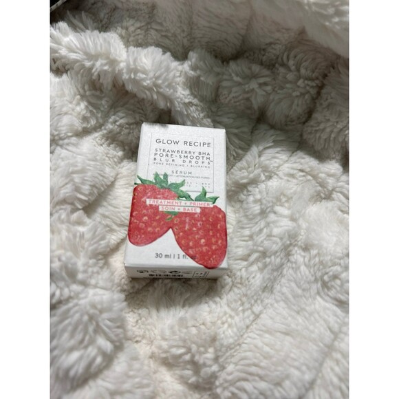 Glow Recipe Other - Glow Recipe strawberry BHA pour smooth, blurred drops